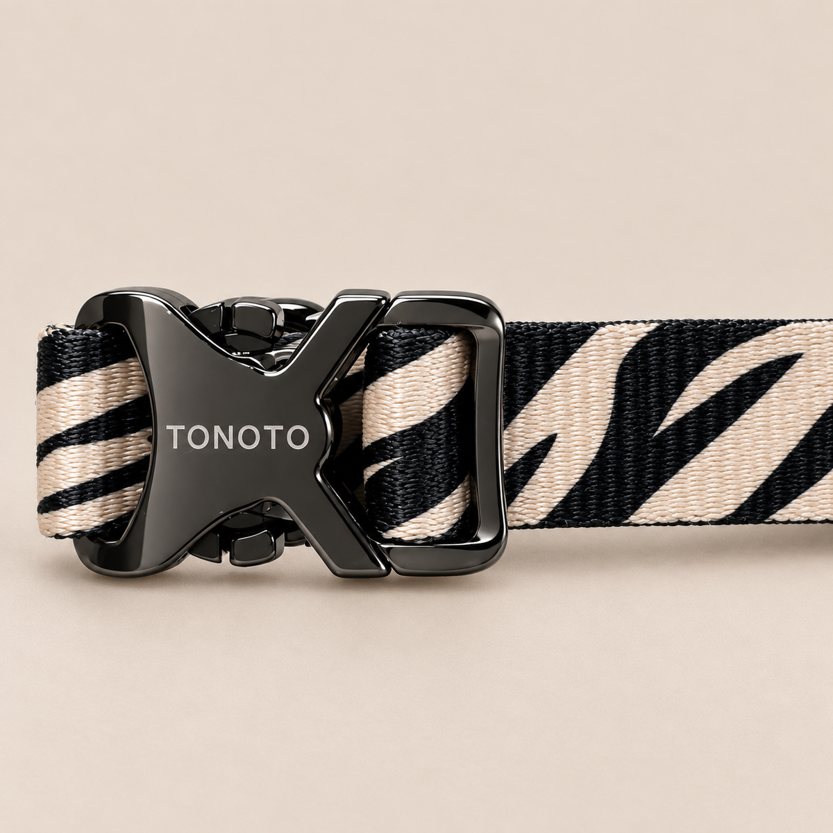 TONOTO ブラック＆ホワイトのゼブラ柄首輪のガンメタルバックル